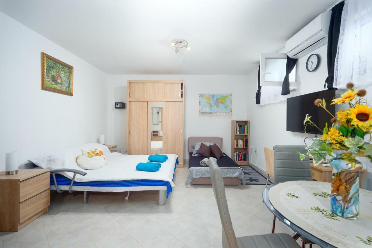 Apartment Zlatko Ровінь Екстер'єр фото