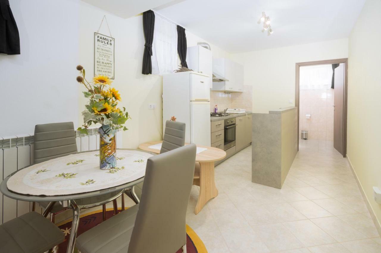 Apartment Zlatko Ровінь Екстер'єр фото