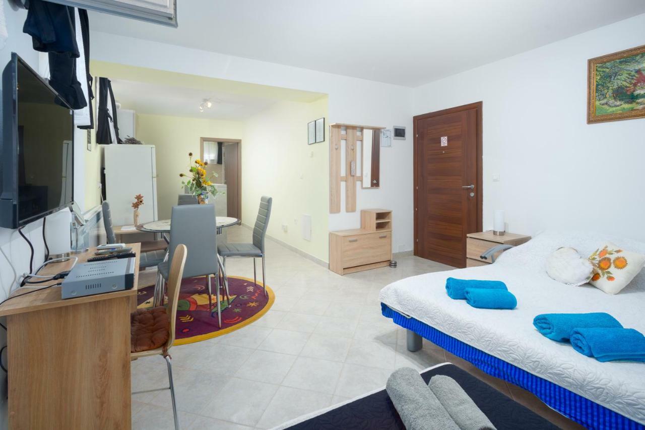 Apartment Zlatko Ровінь Екстер'єр фото